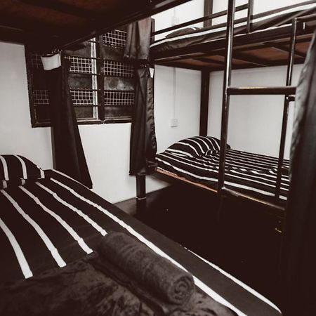 House Of Wolves Hostel Пантай-Сенанг Экстерьер фото