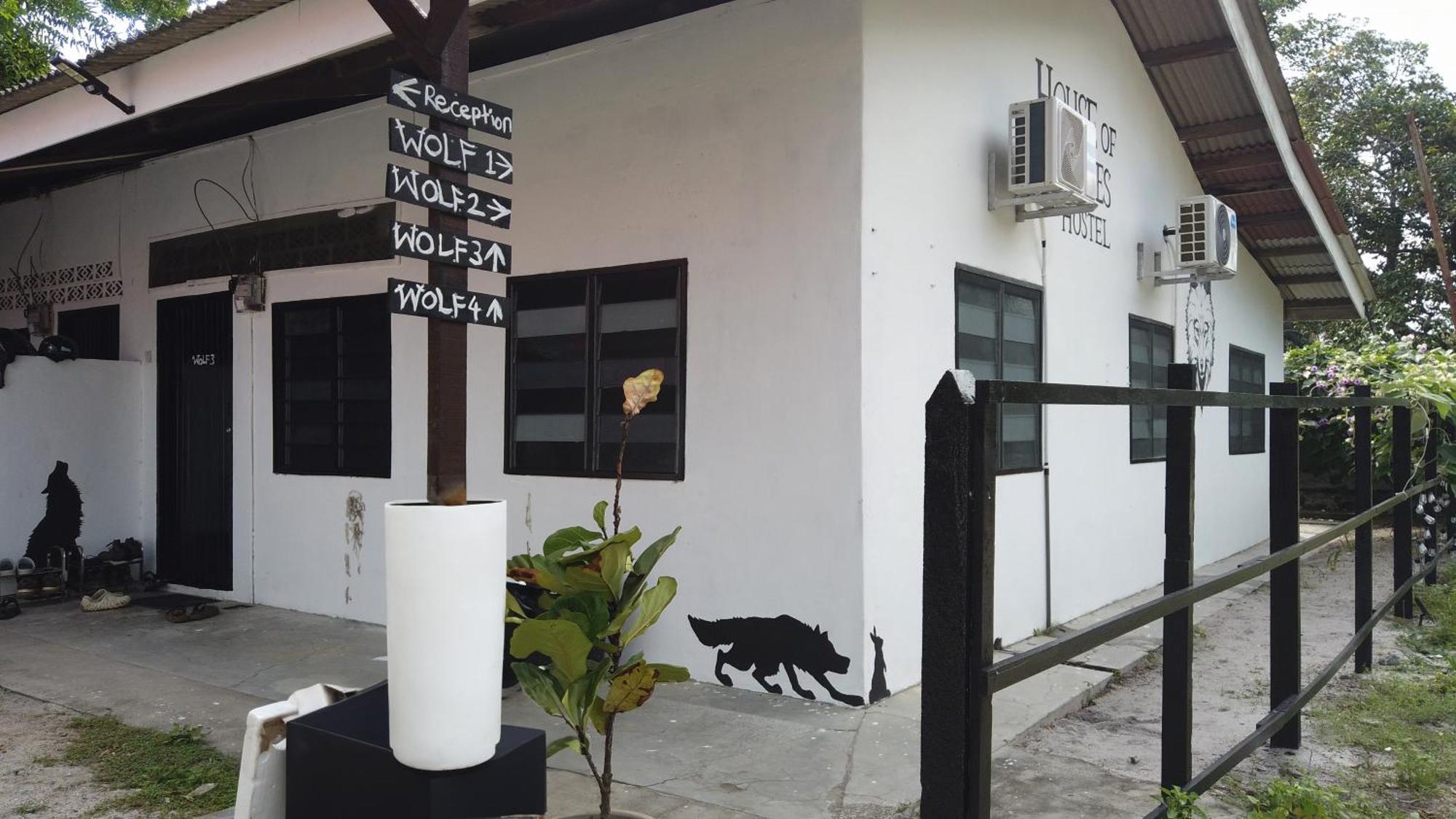 House Of Wolves Hostel Пантай-Сенанг Экстерьер фото